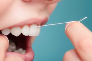 dental-flossing-to-prevent-bleedin-gums